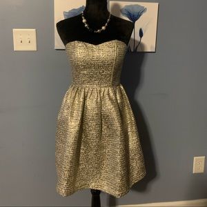 Minuet Dress Size Small
Silver/Gold metallic halter dress.